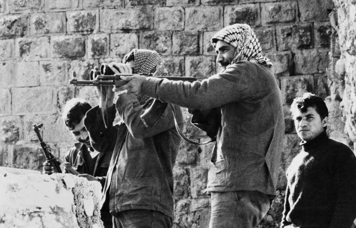 عبيدات
      لـ«الشرق
      الأوسط»:
      قناص
      غامض
      قتل
      وصفي
      التل
      برصاصة
      من
      الخلف