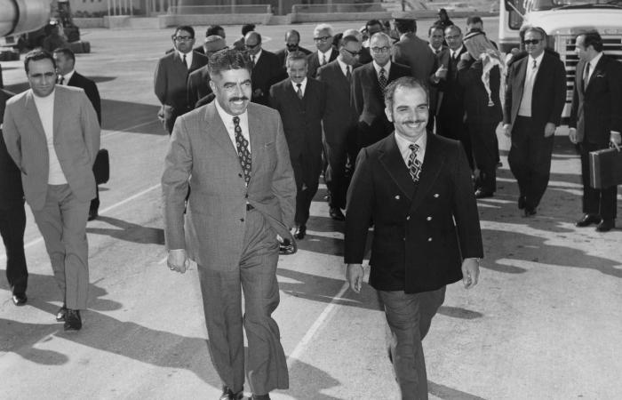 عبيدات
      لـ«الشرق
      الأوسط»:
      قناص
      غامض
      قتل
      وصفي
      التل
      برصاصة
      من
      الخلف