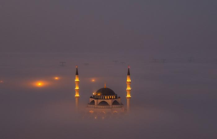 مشهد مهيب لمسجد يعانق الضباب في الإمارات