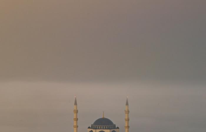 مشهد مهيب لمسجد يعانق الضباب في الإمارات