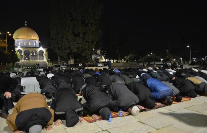 60 ألف مصل يؤدون التراويح في الأقصى رغم قمع الاحتلال وقيوده