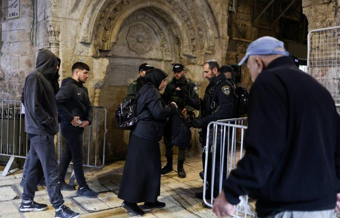 إسرائيل
      تحوّل
      القدس
      لثكنة
      عسكرية
      في
      رمضان...
      وتقيد
      وصول
      المصلين
      إلى
      «الأقصى»