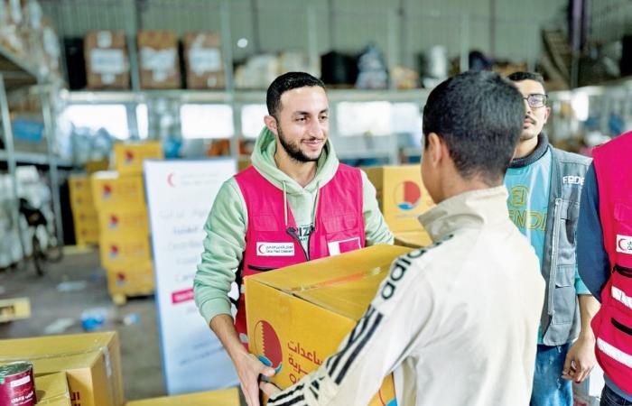 الهلال الأحمر: توزيع 224 ألف عبوة لحوم على نازحي غزة