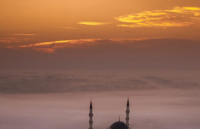 مشهد مهيب لمسجد يعانق الضباب في الإمارات