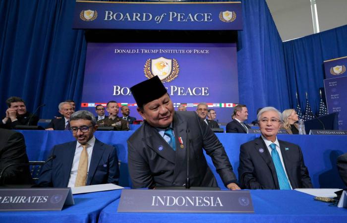 ترمب:
      مليارات
      لإغاثة
      غزة
       و«حماس»
      العقبة
      الوحيدة
      الآن