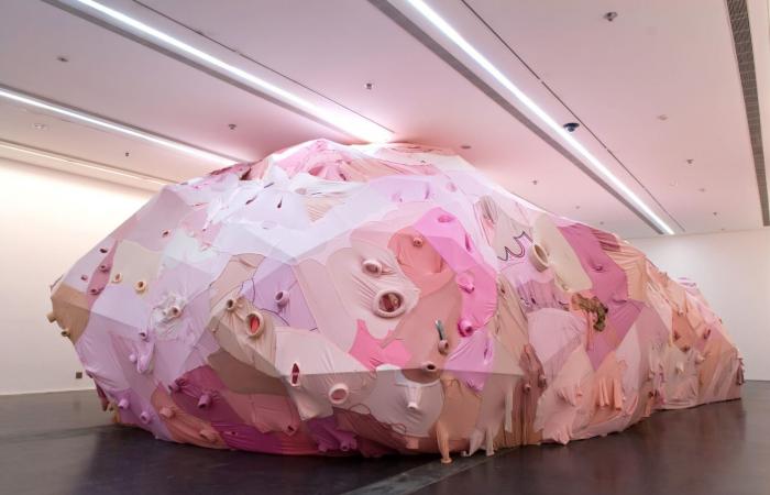 فنانة صينية تحوّل الملابس القديمة إلى فن حيّ في قلب لندن