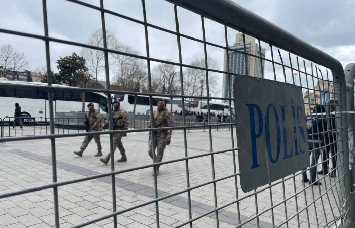 تركيا:
      توقيف
      صحافي
      بتهمة
      «إهانة
      إردوغان»
      يثير
      انتقادات
      المعارضة
      وأوروبا