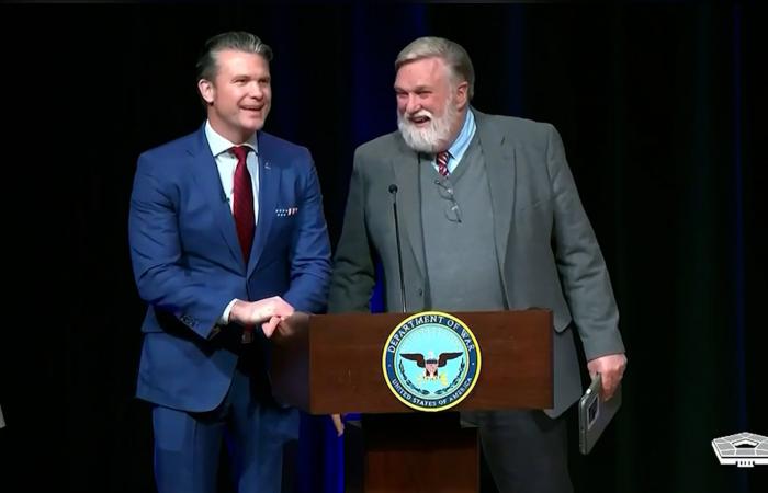 بحضور هيغسيث.. قس مسيحي قومي يقود الصلاة داخل البنتاغون