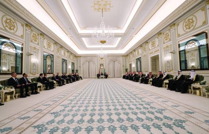 ترمب
      يفرض
      رسوماً
      جمركية
      جديدة
      بنسبة
      10%
      بعد
      انتكاسة
      قضائية