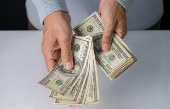 الدولار يتجه لتسجيل أفضل أداء أسبوعي في 4 أشهر