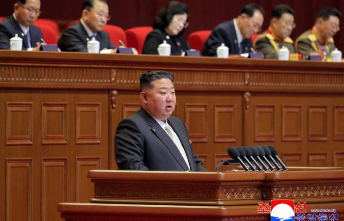 كيم
      جونغ
      أون
      يفتتح
      مؤتمراً
      بارزاً
      للحزب
      الحاكم
      في
      كوريا
      الشمالية