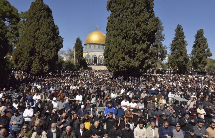 80 ألف فلسطيني يؤدون صلاة الجمعة الأولى من شهر رمضان بالمسجد الأقصى المبارك