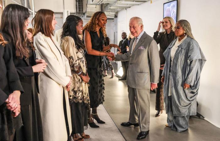 شرطة
      بانكوك
      تتنكَّر
      في
      زيّ
      «أسد»
      للإيقاع
      بلصّ
      مراوغ