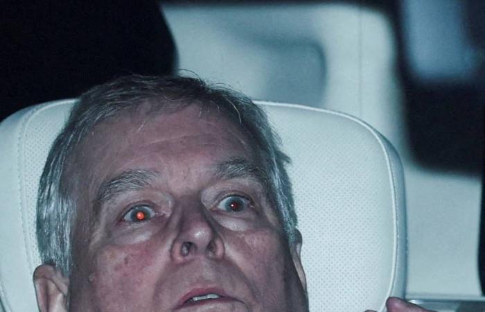 تقرير:
      قصر
      باكنغهام
      يمنع
      تحميل
      دافعي
      الضرائب
      تكاليف
      دفاع
      الأمير
      السابق
      أندرو