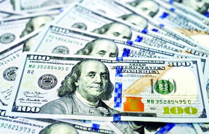 الدولار يتراجع بعد قرار قضائي أمريكي بإلغاء رسوم ترامب الجمركية