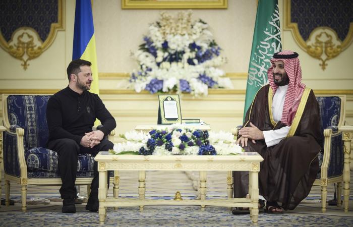 مسؤول
      أوكراني
      لـ«الشرق
      الأوسط»:
      مطالب
      روسيا
      بضمّ
      أراضٍ
      تمثل
      خطاً
      أحمر