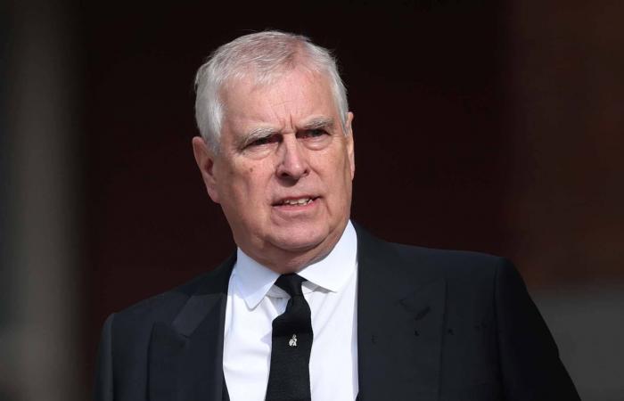 تفتيش
      قصر
      شقيق
      ملك
      بريطانيا
      مع
      استمرار
      التحقيق
      في
      مخالفات
      تتعلق
      بملف
      إبستين