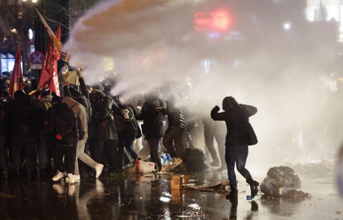 تركيا:
      توقيف
      صحافي
      بتهمة
      «إهانة
      إردوغان»
      يثير
      انتقادات
      المعارضة
      وأوروبا