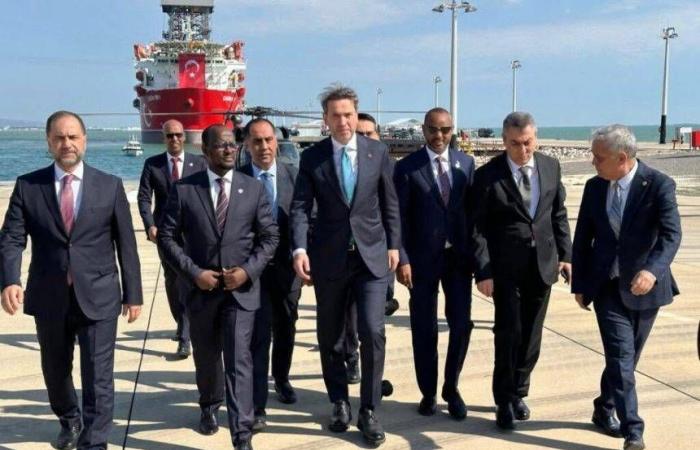 الصومال
      لاحتواء
      انتقادات
      شعبية
      لعلاقاته
      مع
      تركيا