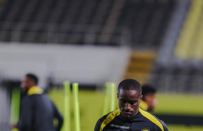 الهلال
      والاتحاد
      يشعلان
      «جولة
      التأسيس»
      بقمة
      من
      العيار
      الثقيل