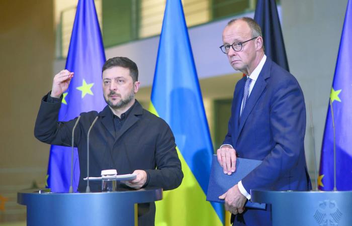 زيلينسكي:
      لا
      نخسر
      الحرب
      وحررنا
      300
      كلم
      مربع
      في
      الجنوب