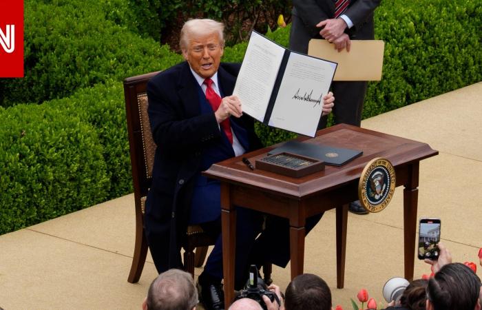 متابعة: بعد ساعات من "صدمة" المحكمة العليا.. ترامب يوقع أمراً بفرض رسوم "على جميع الدول"