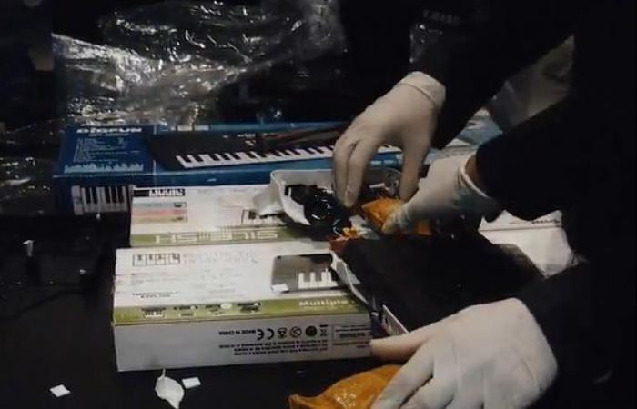 الجمارك تحبط تهريب 5 كيلوجرام مخدرات مخبأة داخل ألعاب للأطفال 