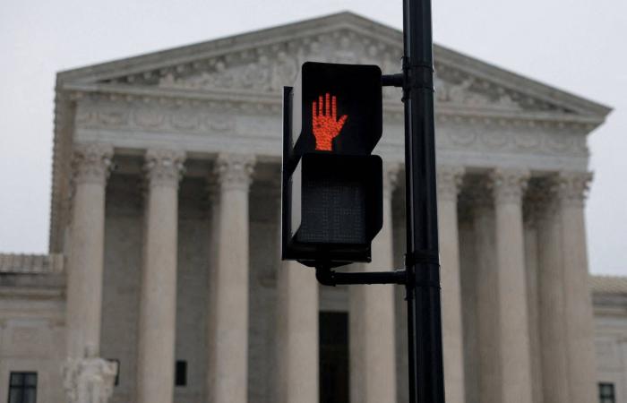 المحكمة
      العليا
      تطيح
      بـ«جمارك
      ترمب»
      وتفتح
      أبواب
      الفوضى
      المالية