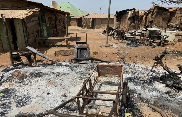 مسلحون
      يقتلون
      38
      شخصاً
      على
      الأقل
      في
      هجوم
      بشمال
      غرب
      نيجيريا