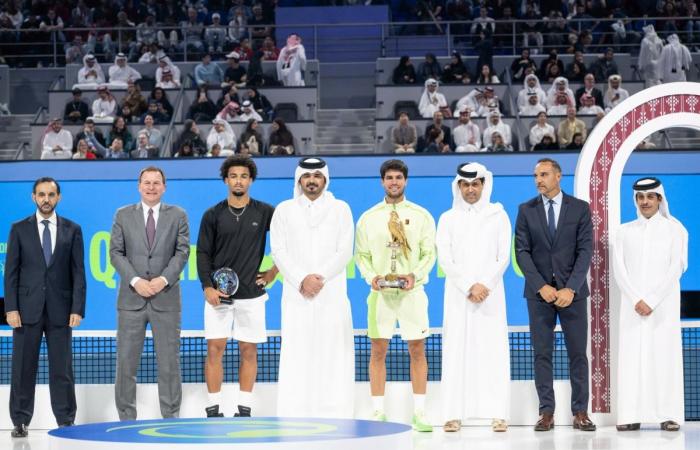 رئيس اللجنة الأولمبية يتوج الإسباني ألكاراز بلقب بطولة قطر إكسون موبيل للتنس