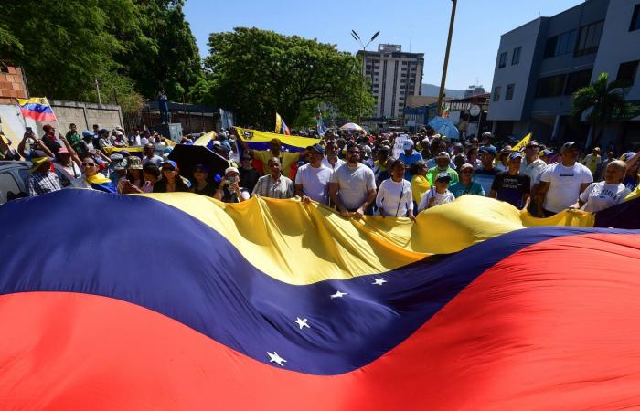 مصدر
      حكومي:
      مقتل
      تاجر
      المخدرات
      المكسيكي
      «المنتشو»
      في
      عملية
      عسكرية