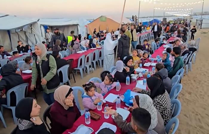 لحظات من الدفء وسط النزوح.. مئات الفلسطينيين يجتمعون على مائدة إفطار رمضانية وسط غزة