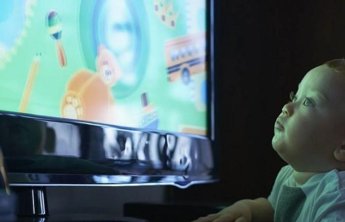 دراسة حديثة تظهر أن تعرض الرضع للشاشات يؤدي إلى تغيرات في نمو الدماغ