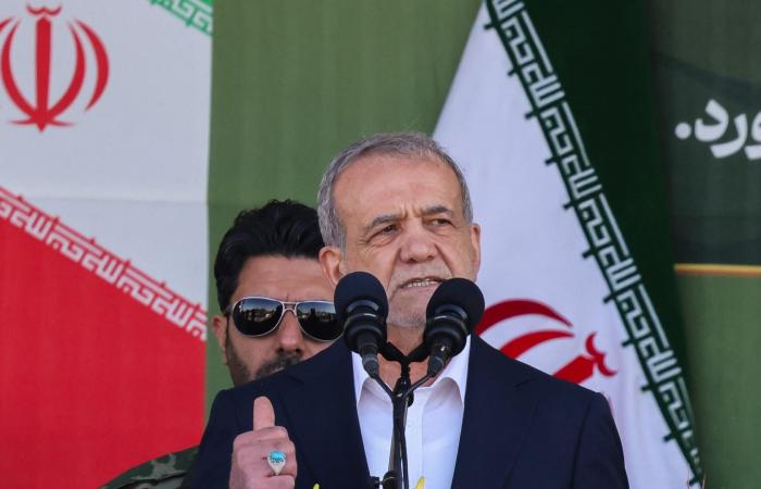 بزشكيان يؤكد استعداد إيران لـ"أي سيناريو" وسط الحشد العسكري الأمريكي