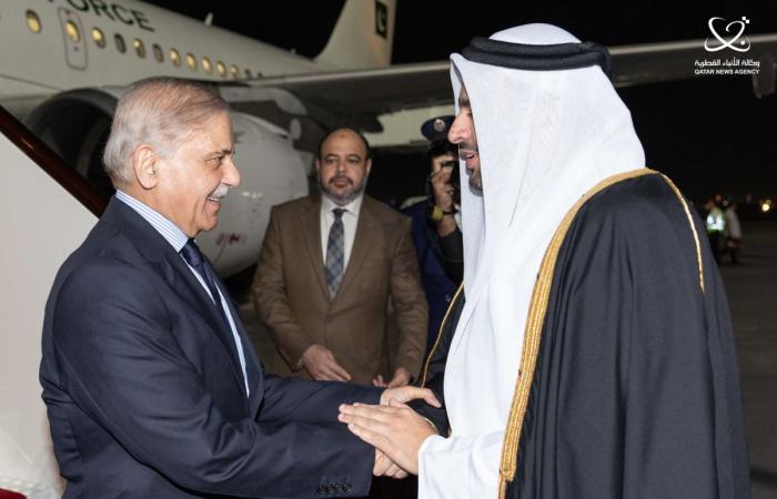 رئيس الوزراء الباكستاني يصل الدوحة