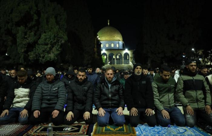 عشرات الآلاف يؤدون صلاتي العشاء والتراويح في المسجد الأقصى المبارك