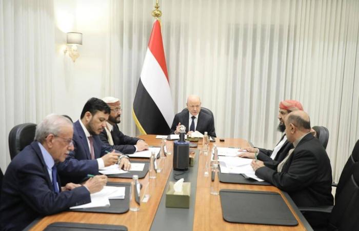 مجلس
      القيادة
      الرئاسي
      يحذر
      من
      التفريط
      بفرصة
      الحوار
      الجنوبي
      «التاريخية»