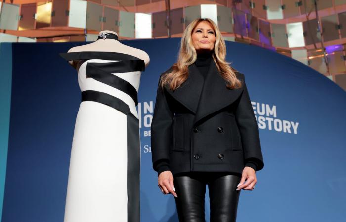 هكذا يكشف فستان التنصيب الأسود والأبيض أسرار ميلانيا ترامب