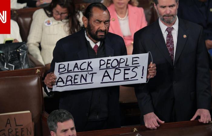 متابعة: "السود ليسوا قرودًا".. إخراج نائب ديمقراطي رفع لافتة احتجاجية خلال إلقاء ترامب خطاب حالة الاتحاد