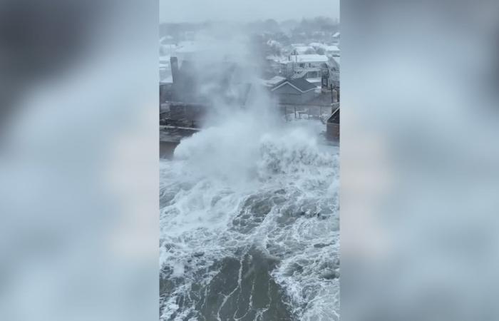 مشهد مهيب وسط العواصف.. أمواج عاتية تضرب منازل بأكملها بولاية أمريكية