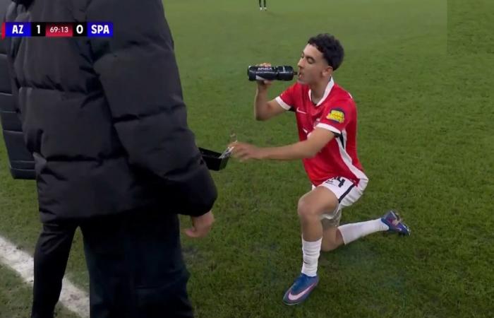 توقف مباراة في الدوري الهولندي ليكسر لاعب مسلم صيامه (فيديو)