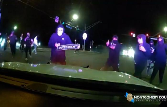 هجوم جماعي على مركبة شرطة خلال استعراض سيارات غير قانوني في شارع بأمريكا