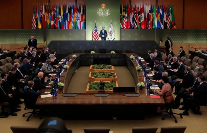 ترمب
      يوظف
      «ذكاء
      البنتاغون
      الاصطناعي»
      لكسر
      الهيمنة
      الصينية
      على
      المعادن
      الحرجة