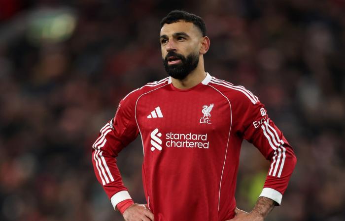 بصورة على إنستغرام.. لاعب ليفربول يستعرض خزانة ألقاب زميله محمد صلاح
