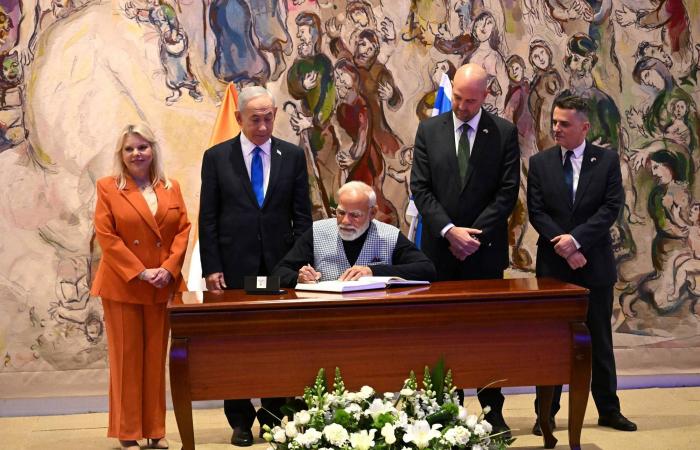 «سي
      آي
      إيه»
      تطلق
      مسعى
      جديداً
      لتجنيد
      إيرانيين
      عبر
      وسائل
      التواصل
      الاجتماعي 