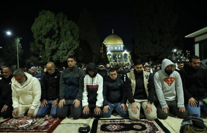عشرات الآلاف يؤدون صلاتي العشاء والتراويح في المسجد الأقصى المبارك