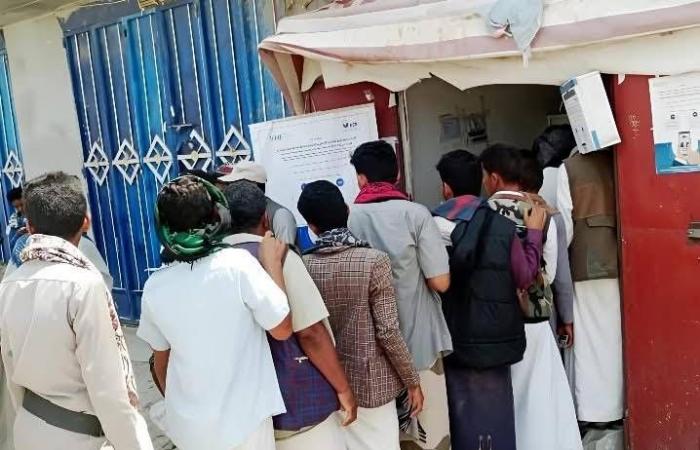 الحوثيون
      يفرضون
      آليات
      أمنية
      لمراقبة
      منزل
      الأحمر
      بصنعاء