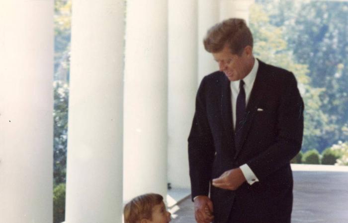 تراجيديا
      حب
      جون
      كينيدي
      وكارولين
      بيسيت
      تعود
      إلى
      الحياة
      عبر
      الشاشة