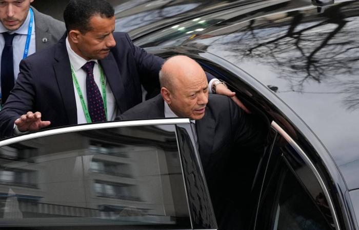 العليمي
      يتمسّك
      باحتكار
      الدولة
      السلاح
      بعيداً
      عن
      الميليشيات