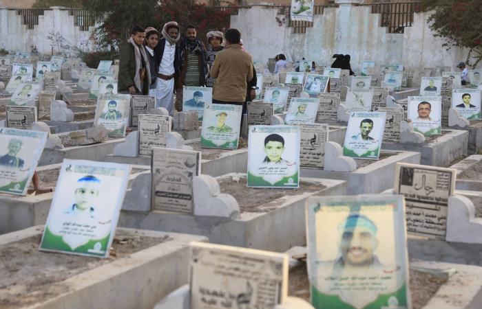 العليمي
      يتمسّك
      باحتكار
      الدولة
      السلاح
      بعيداً
      عن
      الميليشيات